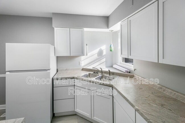 Photo - 522 W Lawn St