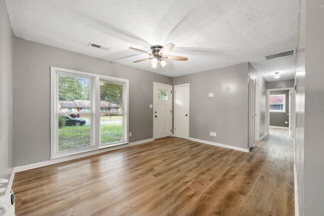 Photo - 128 Alexander Ct