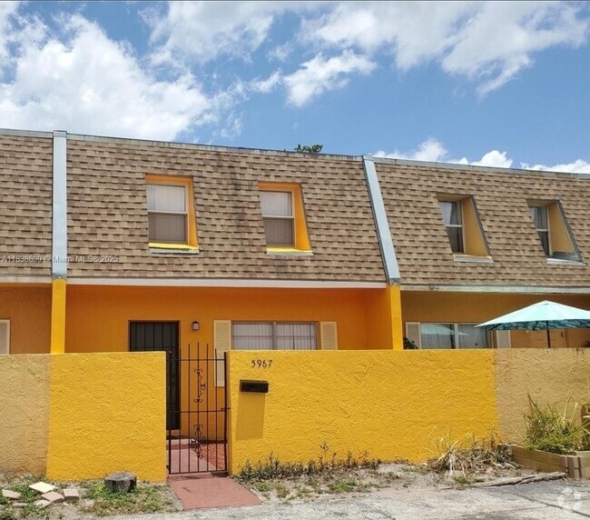Building Photo - 5967 NW 27th Pl Unit 153 Rental