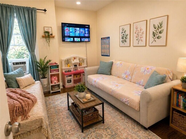 Photo - 284 E 39th St