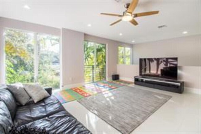 Photo - 731 SE 13th St