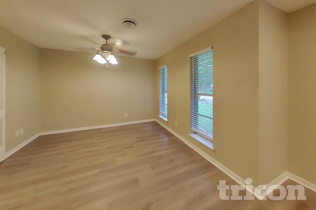 Photo - 908 Hilton Pl