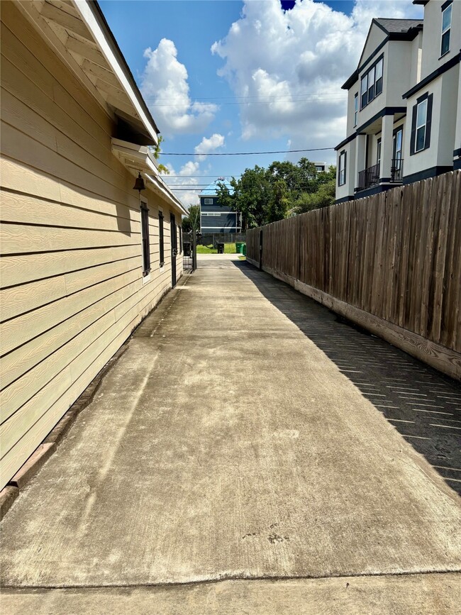 Building Photo - 1126 W 22nd St