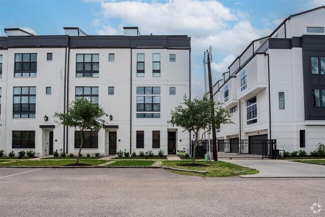 Building Photo - 2910 Lamar St Rental