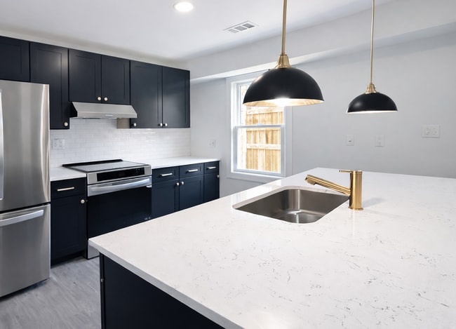 Photo - 37 W 201 Unidad 201 W. 37th Street Carriage House