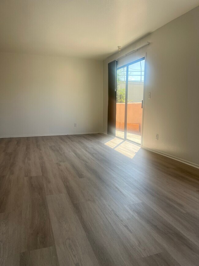 Photo - 14746 Delano St