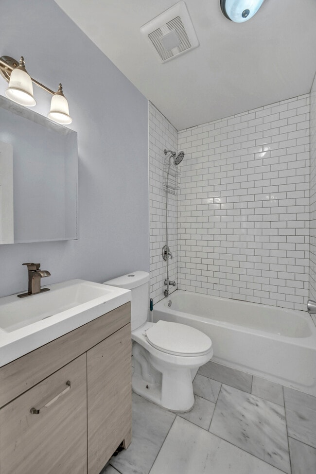 Photo - 4908 W Byron St Unit 2