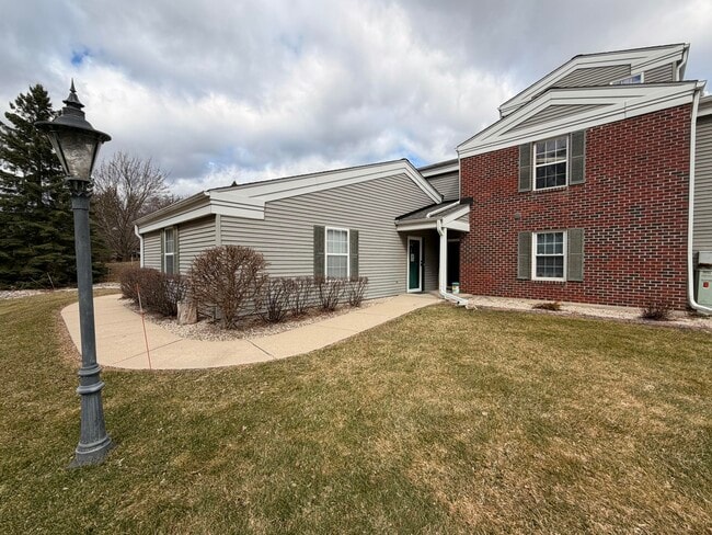 Building Photo - N17W26887 E Fieldhack Dr