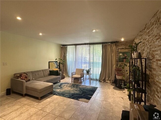 Building Photo - 5901 Canterbury Dr Unit 11 Rental