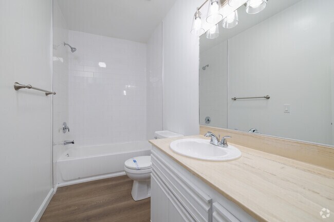 1BR, 1BA - 790SF - Bathroom