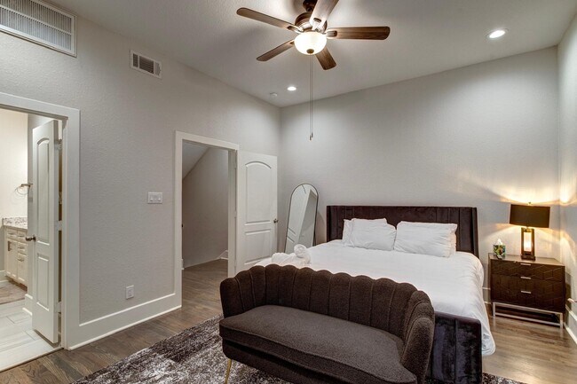 Photo - 2020 McGowen St Unidad M