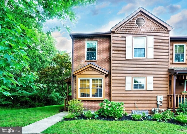 Building Photo - 111 Honey Locust Ct