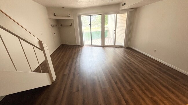 Building Photo - 2 Bedroom/1.5 Bathroom unit in Murray! Rental