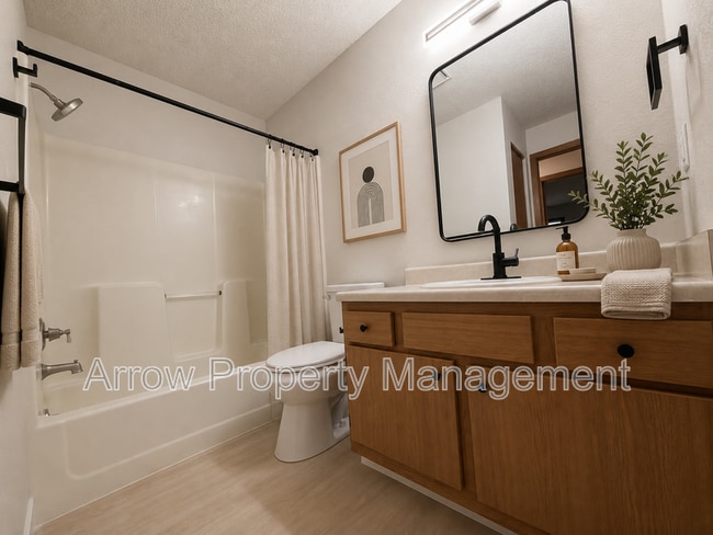 2380 N 44th St Unit 8