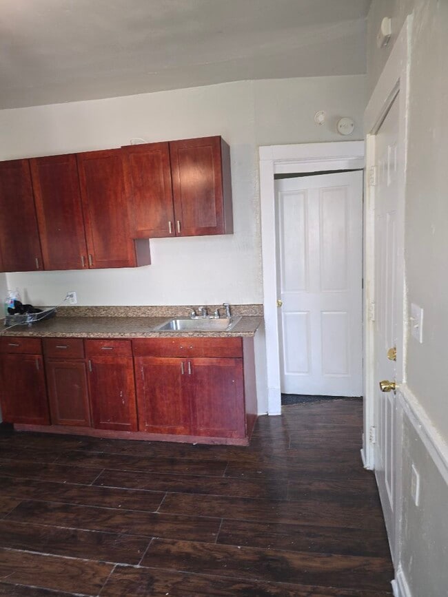 Building Photo - 106-108 W Keefe Ave Unit Rear Upper Rental