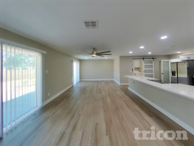 Photo - 4820 W Hayward Ave
