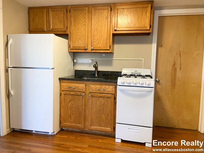 Building Photo - 8-8 Sunset St Unit 4