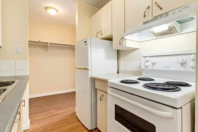 Photo - Canada West Courts