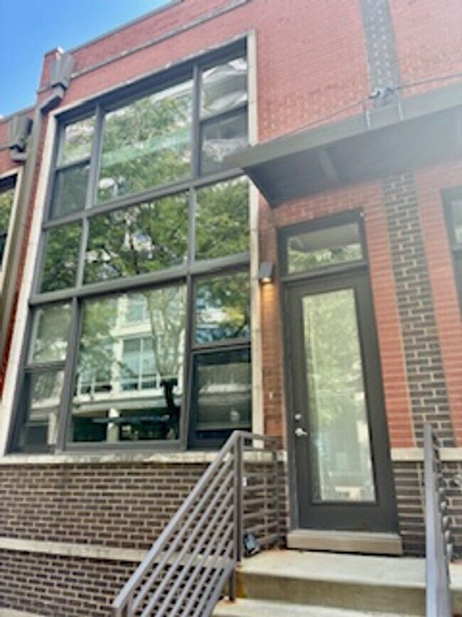 Building Photo - 917 N Kingsbury St Unit 917 N Kingsbury