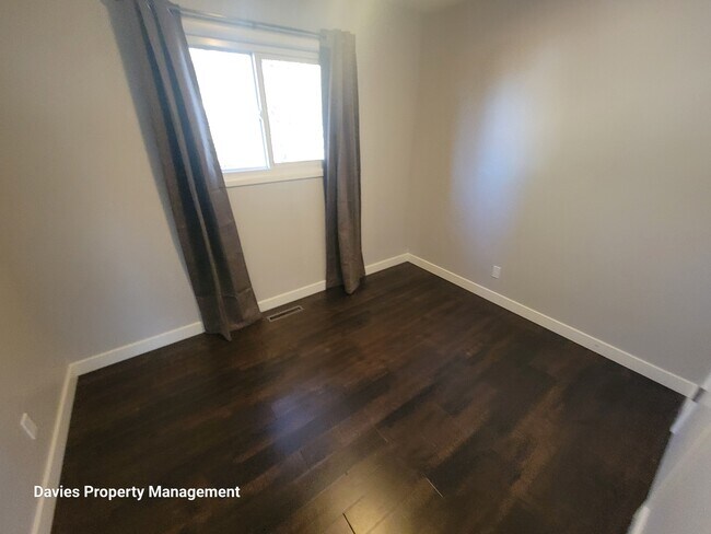 Photo - 9623-9652 52 St NW