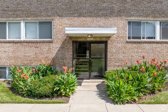 Courtyard Apartments
