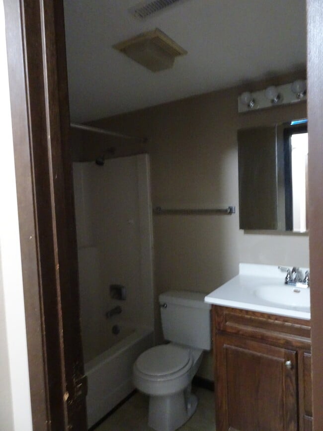 Bathroom - 404 Plaza Heights Rd Unit 4plexinMarshalltown