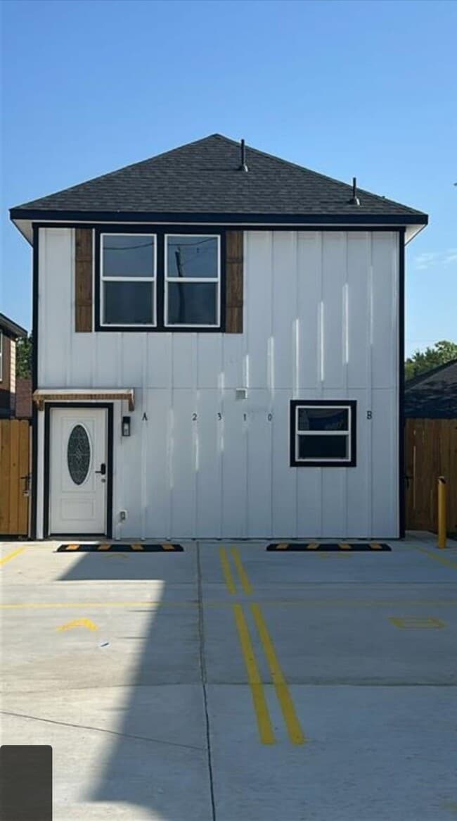 Building Photo - 2310 Wavell St