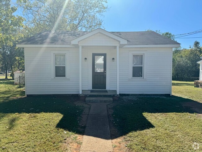 Building Photo - Cute home near Athens State University!