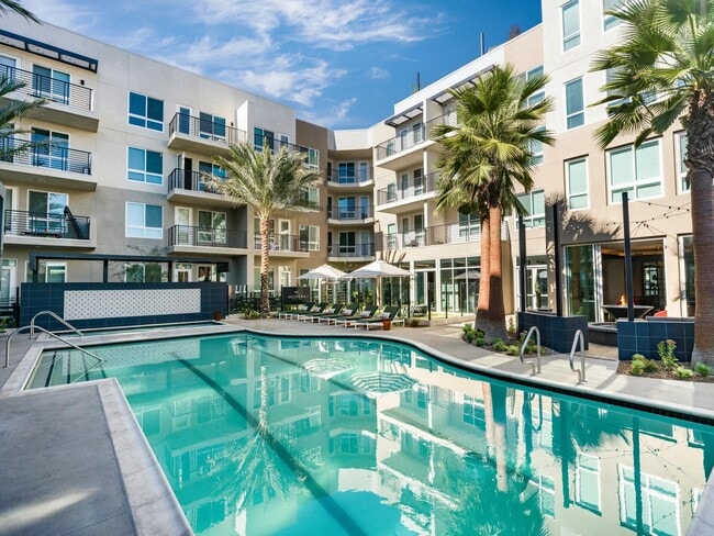 Modera Pomona features a tranquil, resort-style pool with a relaxing lounge area. - Modera Pomona Apartments