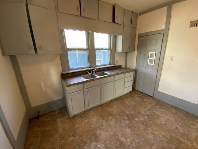 Photo - 1308 Lape St