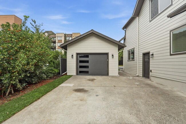 Photo - 437 NE Fargo St