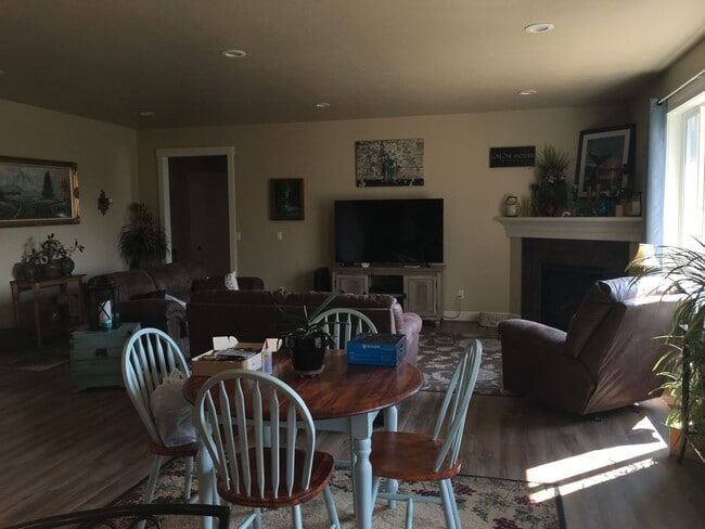 Photo - 3 Bedroom 2 Bath Home in NW Redmond Furniture NOT Included.