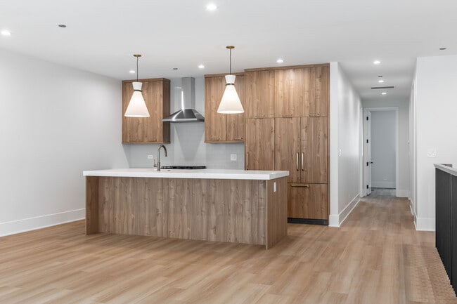 Photo - 1610 W Grand Ave