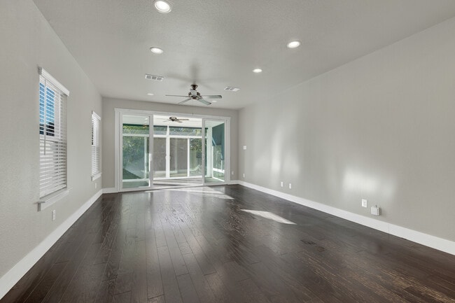 Sala de estar desde la cocina - 412 Natalen Ave