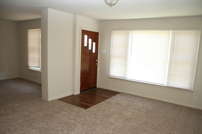 Photo - 121 N McEntire Ct