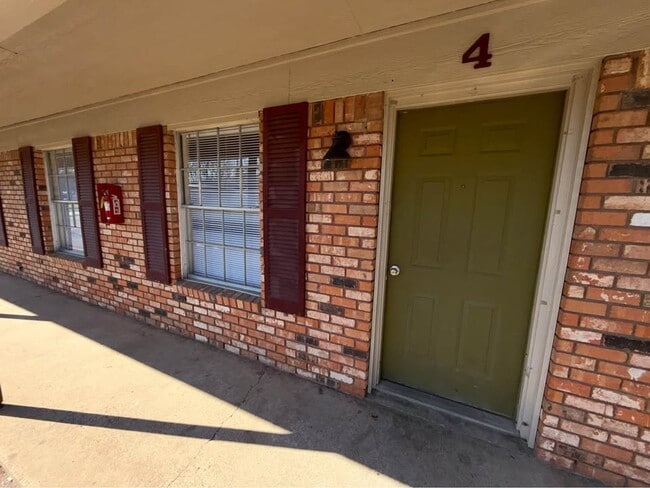 Building Photo - 712 E Craven Ave