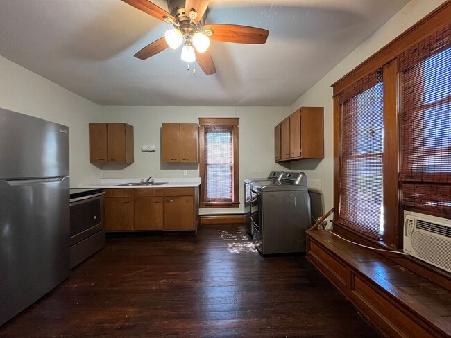 Building Photo - 304 S Lake St Unit B