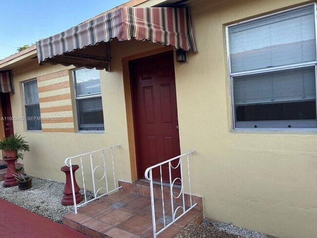 Building Photo - 3009 NW 22nd Ct Unit 1