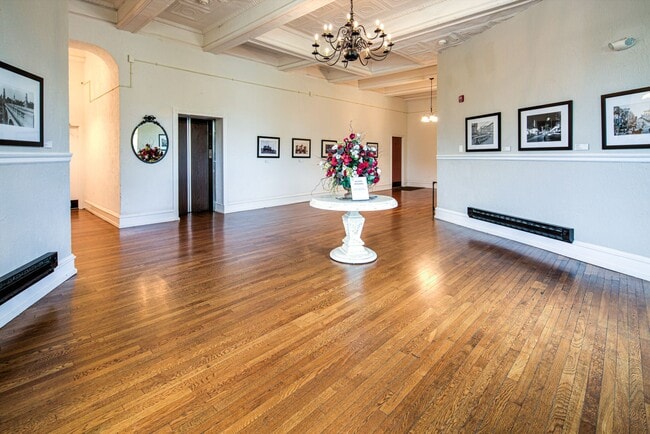Photo - Welcome to the Baynard House; Elegant, Spacious & Bright Showing- Coming Soon Unidad 3