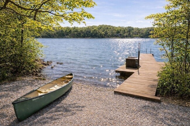 Building Photo - 15 Lake View Ct