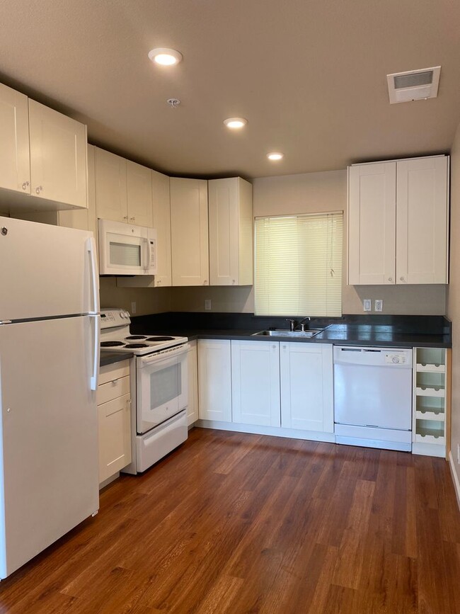 Building Photo - 1 Bedroom HOME in Downtown Davis