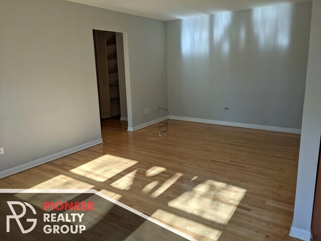 Photo - 502 W Briar Pl