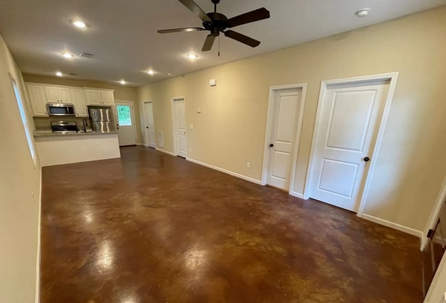 Building Photo - 2 bedroom/2 bath