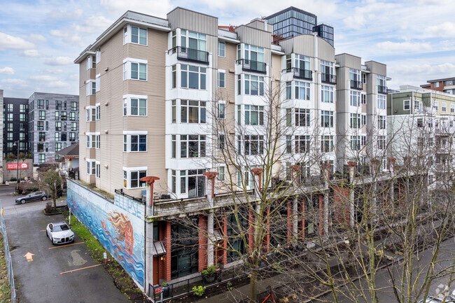 Building Photo - Helix Ellipse