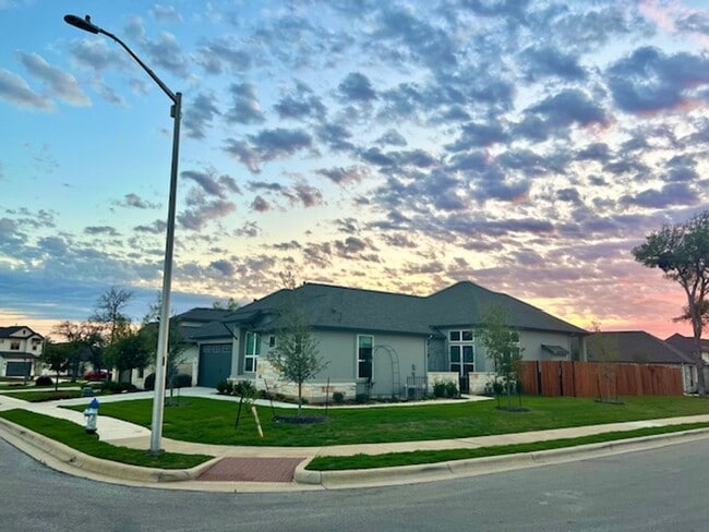 Custom home with guest house in Round Rock - Custom home with guest house in Round Rock