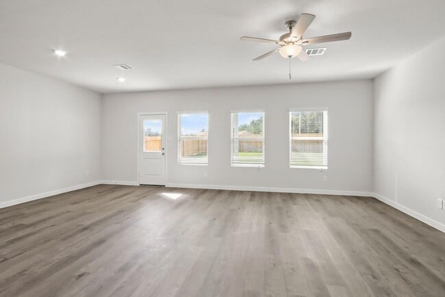 Photo - 496 Shoreview Dr
