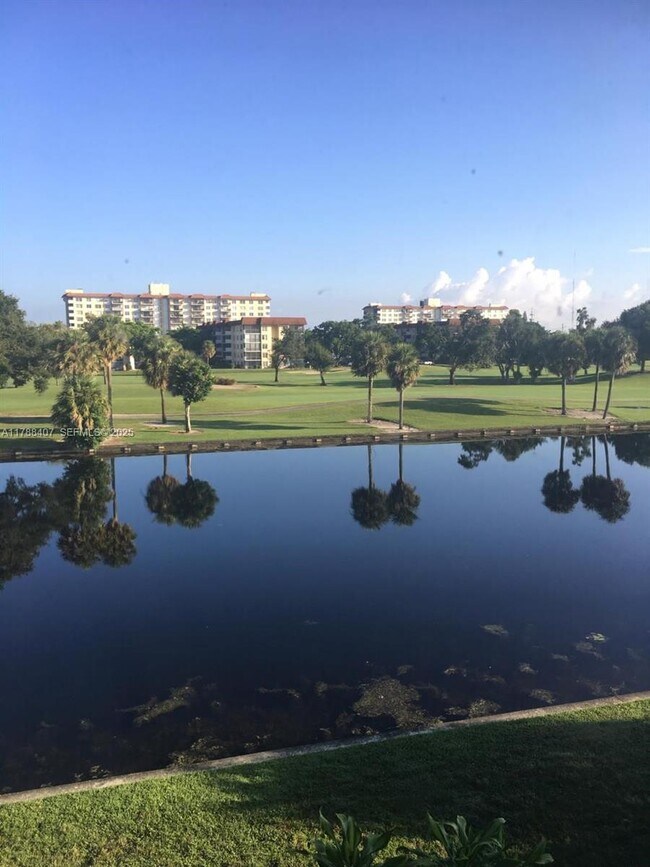 Building Photo - 3740 Inverrary Dr Unit 3D