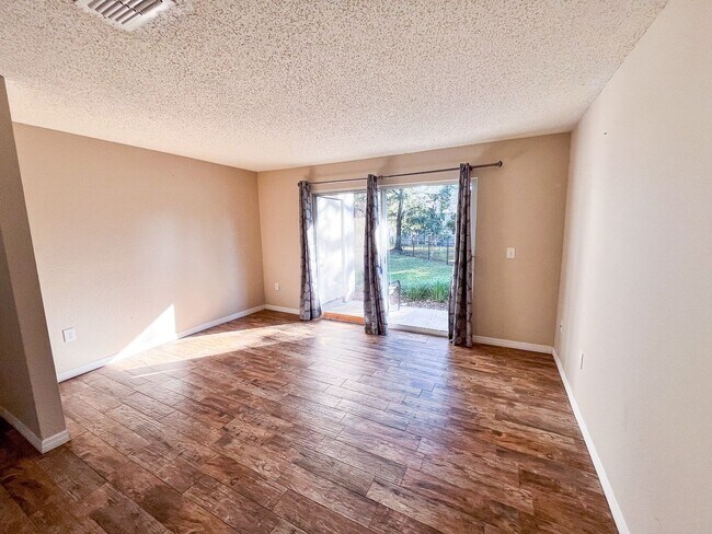 Photo - Windsor Park #1118 - On several bus routes to UF