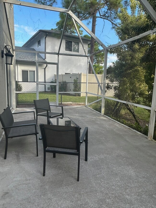 Photo - 1136 Staghorn St