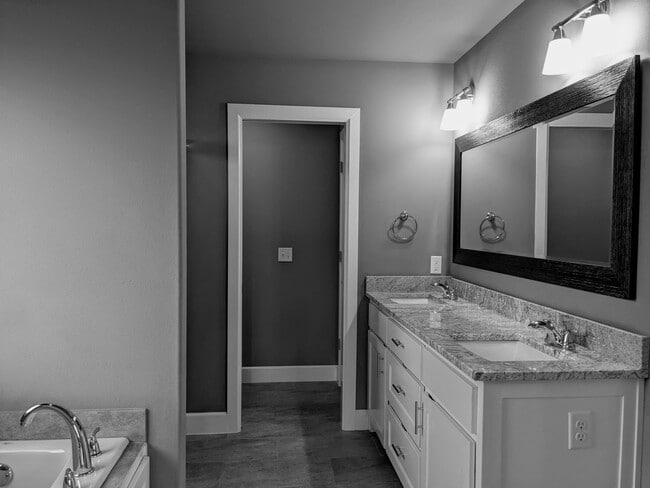 Photo - 700 Hawthorn Way